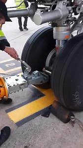 Connected a toolbar for pushback ** 🎥Video: @aviatashop credit to @aviatashop *** #aviatashop #instagramaviation #aviationlovers #instaaviation #aviationdaily #aviation4u #aviationlife #instaviation #aviationenthusiast #aviationeverywhere#aviationworld #aircraftmaintenance #aircraftmechanic #aircraftengineer #aircrafttechnician #aircraftmaintenanceengineer #aircraftmechanics #aircraftengineering #aerospaceengineering #aeronauticalengineering #aviationmaintenance #linemaintenance #pilotseye #air