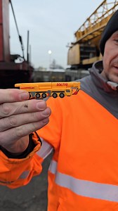 Nasi klienci, kiedy widzą ten gadżet robią WOW. Wszyscy chcą go mieć :) A co to takiego? Pamięć USB w kształcie dźwigu Liebherr LTM 1250. I co ciekawe. To nie było tak, że kupiliśmy jakiś gotowy wzór i dodaliśmy na niego napis Sołtys, ale cały pendrive jest zaprojektowany w oparciu o zdjęcia naszego dźwigu i w miarę dokładnie go odwzorowuje. Także była makieta, druk i od lat to top prezentów, jakie wysyłamy do kontrahentów. Możemy powiedzieć śmiało, że jest to jedyny taki dźwigowe USB na świecie
