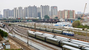 YW18再访穗！两度拍摄京局高级旅游列车南下广东