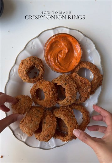 Crispy onion rings 🧅 Ingredients 3 medium sized onion Oil for frying For the wet batter: 1 cup all purpose flour 2 tbsp corn starch 1 tsp baking powder Salt to taste 1 tbsp garlic powder 1 tbsp smoked paprika powder 1 tsp black pepper powder 2/3 cup cold water ( less or more to make thick batter) For the dry batter: 1 cup all purpose flour 2 tbsp corn starch 1 tbsp dried parsley Salt to taste 1 tsp garlic powder 1 tsp black pepper powder 1 1/2 cup panko bread crumbs For the sauce 1/2 cup mayonn