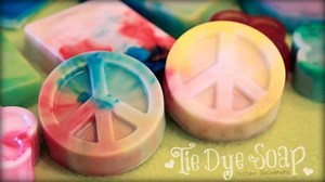 In this SoCraftastic DIY, learn how to make tie dye soap! This melt and pour soap making tutorial is perfect for beginners, because I go over a lot of basics. | SoCraftastic