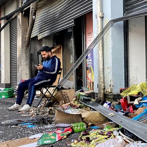 Far-right rioters caused chaos on the streets of Belfast in Northern Ireland for a second night in a row, throwing petrol bombs at police and torching businesses. | DW News