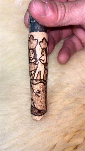 “Arte che nasce dal fuoco 🔥✍️ Madonna di Polsi pirografata a mano su Opinel N°8. Se anche tu senti questa devozione, lascia un ❤️ e scrivi cosa ne pensi nei commenti.” #pirografia #opinel #opinel8 #artesullegno #madonnadipolsi