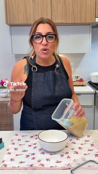 TABULE NÃO É SALADA DE TRIGO!! 🌿 Eu preciso falar isso porque me perguntam MUITO, o trigo é um ingrediente que entra pra dar corpo, não pra ser o protagonista ✨🇱🇧 📜 Receita 5 tomates maduros (3 com semente e 2 sem) 1 cebola média 1 maço de salsinha ½ xíc de cebolinha ½ maço de hortelã 1 pé de alface romana 110g de trigo para kibe (¾ xíc.) 60ml de azeite Suco de 2 limões Sal a gosto Pica a cebola, cebolinha e hortelã bem miudinhas. Pica a salsinha e o alface um pouco mais grossos. Corta os to