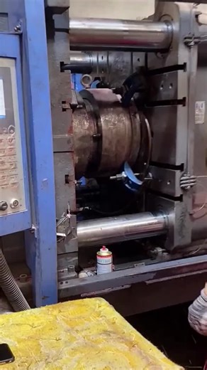Molded plastic bucket forming process- Good tools and machinery can increase work efficiency