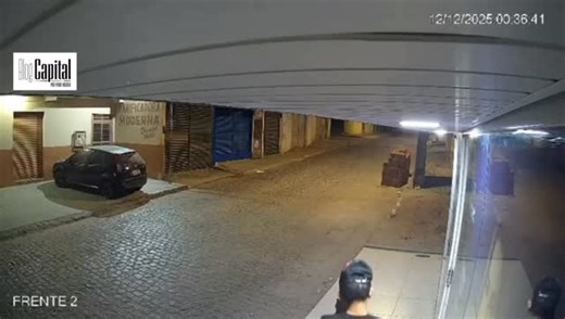 Blog Capital on Instagram: "Câmeras de segurança registraram o momento em que um bandido tentou invadir um escritório de uma empresa de internet, na noite dessa sexta-feira, na rua Violonista Paulo Roberto da Silva, no bairro José Liberato, em Caruaru. De posse de um alicate, o bandido forçou a fechadura do estabelecimento, mas não obteve êxito. O caso está sendo investigado pela 3ª Delegacia de Caruaru. Informações que possam levar até a prisão dele podem ser repassadas para o Disque-Denúncia A
