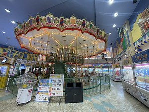 人があまりいない寂しげなイオン…と言われがちな千葉県富津のイオンだが、2階のゲームコーナーに大層立派な屋内メリーゴーランドがあることは知られていない
