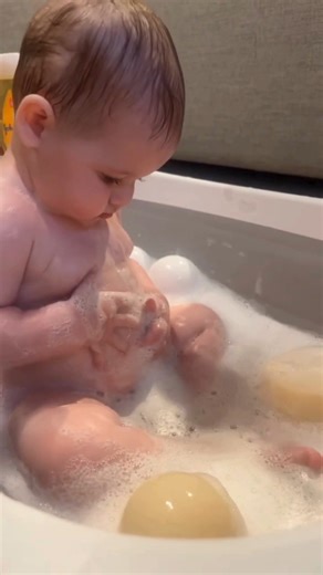 2.2K views | #AD | Scrub-a-dub-dub, this little one is getting squeaky clean in the tub all by themselves  Thanks to @theordinarymum_skyrozalija for sharing your adorable video with us!​ ​Our JOHNSON’S Baby Shampoo is as gentle to the eyes as pure water, protecting your little one with our no more tears formula to leave you baby’s hair and scalp feeling soft and looking healthy. ​ ​#JohnsonsBaby #Bathtime #BabyRoutine #BabySkincare | JOHNSON'S baby | Facebook