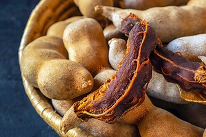 Tamarindo: qué es, propiedades, beneficios y cómo hacer con esta fruta tropical una salsa exquisita
