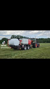 🌾 Introducing the Pöttinger IMPRESS 3160 VC PRO Baler! 🌾 🔹 Precision Baling: With its variable baling chamber, the IMPRESS 3160 VC PRO adapts to all crops and operating conditions. Whether it’s short-chopped dry straw or wet silage, this baler delivers reliable bale starts every time. 🔹 Efficient Chopping: The 32-knife chopping system ensures top-notch forage quality. Plus, the unique EASY MOVE knife bank makes changing knives a breeze – no more wrestling with blades! 🔹 Reliability Matters: