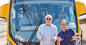 Motorista rouba a cena ao 'fazer o L' em foto de Lula com Eduardo Paes