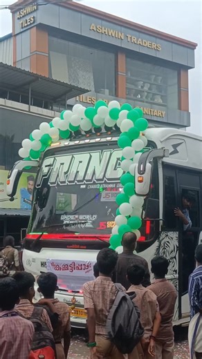 𝗙𝗥𝗔𝗡𝗖𝗘👑 on Instagram: "Avamar ayitt muttan nikkanda🤫😌 . . . @chakkulathamma_travel_hub @kaavil_holidays_official_ #buspremiofficial #viralreels #buslovers #entry #trendingreels"