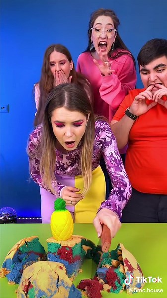 5-Minute Crafts HOUSE (@5mc.house) - Don’t let pineapple fall🍍 #cutthesandchallenge #partygame #5minutecrafts #5mchouse