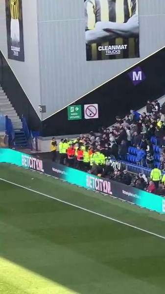 Het is onrustig in het GelreDome bij de wedstrijd Vitesse - NEC. | Voetbal Ultras