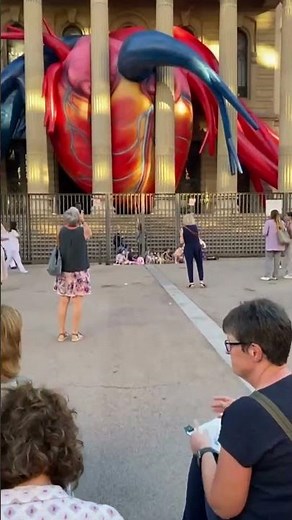 🫀 El corazón gigante de Plensa ya luce en la Facultad de Medicina de la UB en Barcelona