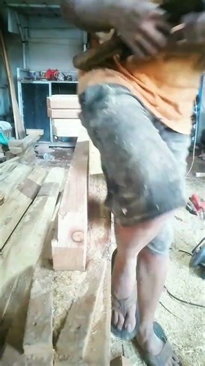 🔨 Simple trick to make a neat square frame:Measure the diagonal from corner to corner.If both