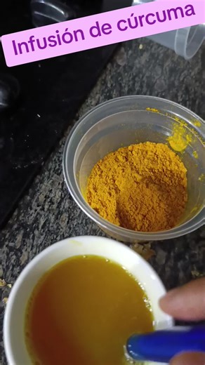 ¿Qué es la cúrcuma y por qué es beneficiosa? La cúrcuma es una especia de color amarillo intenso que se obtiene del rizoma de la planta Curcuma longa. Es conocida por su componente activo, la curcumina, que posee propiedades antiinflamatorias, antioxidantes y antitumorales. Beneficios de la infusión de cúrcuma: * Reduce la inflamación: La curcumina ayuda a disminuir la inflamación en el cuerpo, lo que puede aliviar el dolor asociado a diversas enfermedades. * Mejora la salud del cerebro: Se ha d