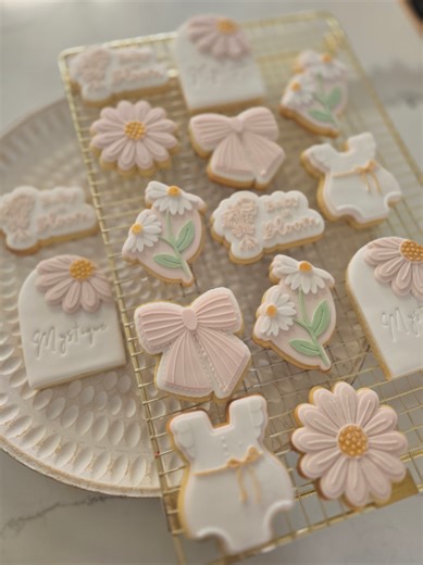 Soft petals, bows, and baby dreams coming true 🌷 These cookies are made for the most beautiful celebrations. CREATIVE COOKIES BY ASH www.creativecookiesbyash.com.au #customcookies #decoratedcookies #fondantcookies #cookieartist #cookieart