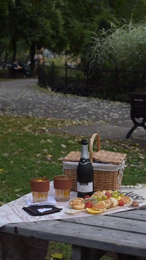 Get cozy this fall with a sparkling, non-alcoholic treat featuring the St. Regis Brut! Perfect for picnics or relaxing outdoors. Here’s how to make this refreshing drink: Recipe ✨ Ingredients: St. Regis Brut 🍾 Simple syrup (4 cloves, 2 star anises, 100g sugar, 100ml water) 2 cinnamon sticks Orange slices Ginger beer or ginger ale to top 🌿🍊 ✨ Preparation: - Boil the water & sugar with cloves & star anises (add vanilla bean for extra flavour). Simmer for 5-10 mins. Let it cool. - Add an orange 