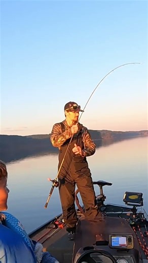 We’re back catching springtime bass #bassfishingvlog #fishing #bassfishing #basstracker #bassangler