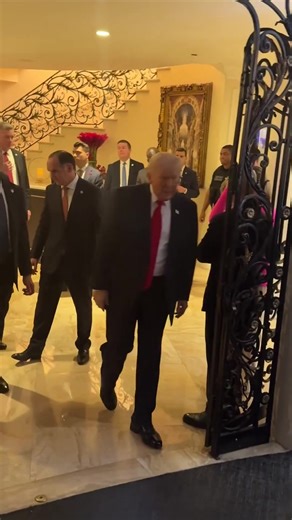 🚨 EPIC! President Trump excites the whole room when he arrives to his Doral, Florida club “Look at that baby! What a PERFECT baby. He has a good, strong daddy, I can tell!” ❤️ The side of Trump the media won’t show 🇺🇸