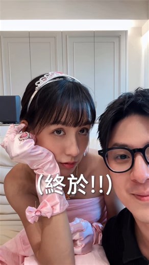 Edward Kao on Instagram: "原本家裡是沒有電視的 在那一天她回家時 給了她驚喜⋯⋯！ 人生中這是我第四次搬家 從待了10年的新竹 匆匆忙忙 搬回台北 大部分的家電、傢俱 我也都一起帶了回來 因為都是當時認真挑過 考慮也會使用比較久 短時間內沒有需要再更換 唯獨有一個東西....是我真的考慮很久 還是想趁這次圓夢 就是超級大螢幕的智慧顯示器!! 這次我們換成了85吋! Samsung QN90F 一開始想說會不會選太大 不過因為電視本身畫質很好 Mini LED + 4K + 165HZ 近距離看大螢幕 也不會有什麼壓迫感 加上這次最新的”抗反光真星黑面板” 在今年開始，更改良了低反射塗層 大幅減少反光以及眩光 就算在白天、或室內很亮時 也不太會反光～蠻厲害的 除了電視變大 我也一起升級了家庭劇院 這是Samsung最新的Soundbar Q990F 也是目前三星最頂規音響配備 獨家魔幻音場技術 搭配真實11.1.4聲道 坐在沙發上看電影或打電動 會有非常強烈的聲音包覆感！ 現在假日我會比較早起 有時邊泡個咖啡、看一下電影 不強求電影一定要看完 成年人的滿足，不在