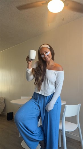 daisy samuelson on Instagram: "put a country girl in southern california life has been SO. FRICKING. BUSY lately so i’m taking every chance i get this weekend to slow the heck down and spend time on trail and be with my freaking incredible community. #sandiego #dayinmylife #diml #bible #jesus #faith #wellness #fitness #fitnessmodel #nutrition #marathon #runner #health #health #fit #running #run"