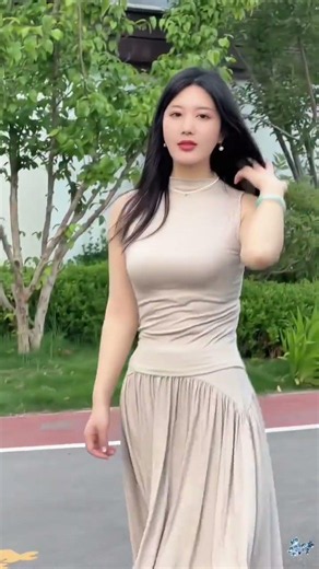 优雅气质，米色连衣裙，清新自然，拍照胜地