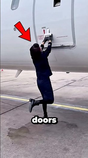The secret to opening airplane doors ! 😱✈️