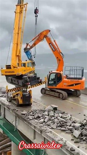 😱🏗️Seconds Before Lift Fails: Excavator Tilts #ConstructionSafety #EngineeringSafety #BridgeWork