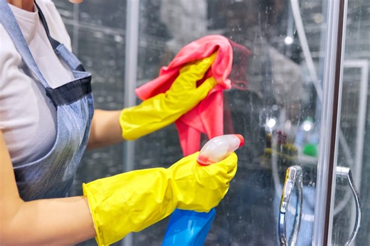 C'est le secret des femmes de ménage d'hôtels pour des parois de douche impeccables en 60 secondes