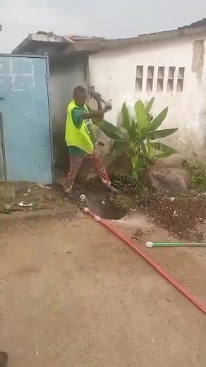 28K views · 391 reactions | #TRAVAUX  : C'EST PAS CROYABLE ÇA !!! Quelle est cette société de travaux publics, qui n'a pas de machines appropriés pour ce type de béton ??? C'est de la tor-ture pure et simple. ÉCOUTEZ VOUS MÊMES ... | Je connais le Congo " DCSN " 242. | Facebook