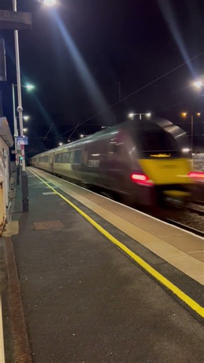 Class 222 thundering through #train #transport #millhill