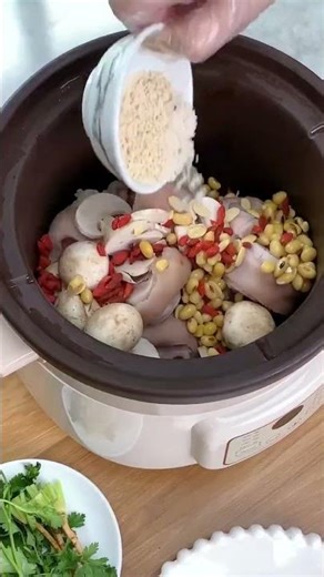 The UNIE USC308 multi-functional slow cooker makes cooking easy, saving time and effort. #food