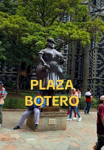 Explorando Plaza Botero en Medellín, Colombia 🤩