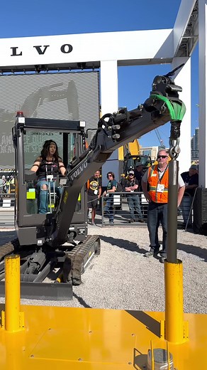 @The_Digger_Girl trying out the Volvo Skill Challenge at Conexpo 2023 #thediggergirl #excavator #construction #bulldozers #constructionequipment #volvoce #machinery #heavyequipment
