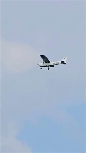 Someone on their circuit pattern training #pilottraining #pilot #cessna #trainingaircraft