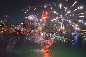 Summer fireworks are BACK this Saturday! 🎆 Catch displays twice a week all season from Navy Pier. The fireworks can be viewed anywhere on the Pier, as well as along the lakefront and from many rooftops. Where is your favorite place to watch the show? 📅 Wednesdays at 9pm & Saturdays at 10pm 🎥: vashon_photo via IG | Choose Chicago