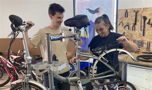 Bordeaux : un atelier participatif de réparation de vélos en centre-ville