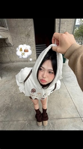 輕鬆出大片｜打不贏綠茶就加入 on Instagram: "穿帽T一定要這樣拍 這個角度太可愛了 😍💖 追蹤我 @picturepose.xoxo 給你更多拍攝技巧 #拍攝 #情侶 #情侶拍攝 #拍照 #POSE技巧 #拍攝技巧 #拍照POSE #POSE #旅遊拍攝 #多人拍攝 #拍照技巧 #拍照氛圍 #拍照技巧 #揪帽子拍照 #衛衣穿搭 #攝影教學 #廣角鏡頭 #自拍神器 #搭配技巧 #快樂拍照"