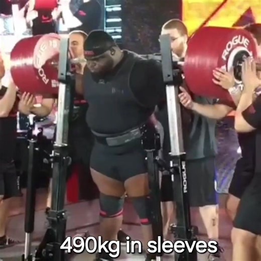 Ray Williams squatting 490kg in sleeves. The heaviest sleeve squat in history. Unbelievable squat | Powerlifting World