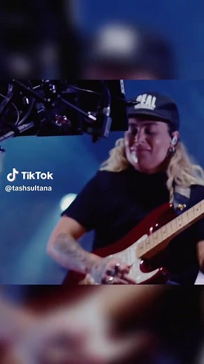 Tash Sultana Live: Mesmerizing Guitar Solo Performance