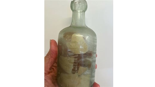 WWI soldiers' messages in a bottle found on Australian beach more than 100 years later