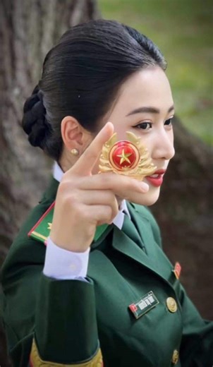 Nữ chiến sỹ xinh đẹp khiến dân mạng rần rần tìm kiếm là ai?