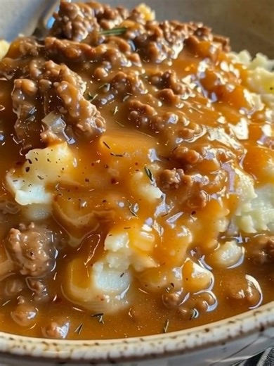 Ground Beef and Gravy Over Mashed Potatoes Ingredients: For the Mashed Potatoes: 2 pounds potatoes, peeled and quartered 1/2 cup milk 4 tablespoons butter Full recipe in comments 👇 | All Grandma's Recipes