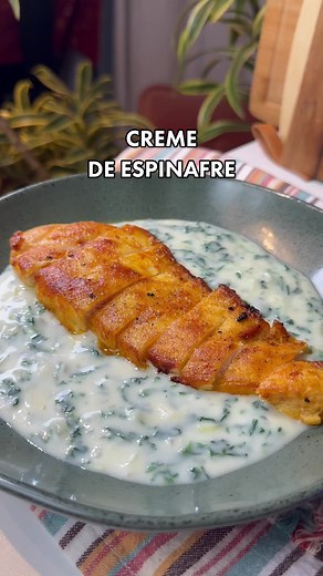 Você PRECISA saber fazer um Creme de espinafre perfeito! Ele vai super bem com frango, carne, peixe ou até mesmo só um arroz fresquinho 🥰 Ingredientes: - 200g de espinafre - 1/2 cebola - 2 alhos - sal e temperos a gosto Opcional: alho PORÓ (eu só coloquei porque tinha na geladeira mas fica muito bom!) Molho branco: - 300ml de leite - 1c de sopa de manteiga - 1c de sopa de farinha de trigo - sal e nos moscada à gosto IB: @paola.carosella #espinafre #receita #receitasimples #receitafacil #dieta #