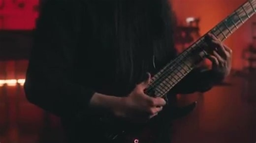 Sebastiside使用Legator演奏他的歌曲《Maidenless》的震撼片段