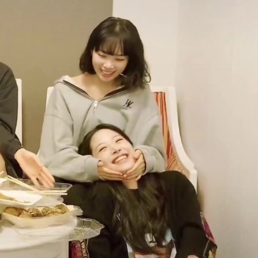 Adorable Moments of Chaewon and Eunchae | Heartwarming Duo