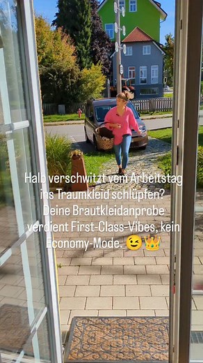 Julia John | Brautatelier | Neue & Second Hand Brautkleider on Instagram: "Mädels, Hand aufs Herz: Mit verwuschelten After-Work-Haaren und ‚Ich hab den Bus fast verpasst‘-Vibes in die Brautkleidanprobe stolpern? 😅 Klingt nicht gerade nach "let the magic begin", oder? Ihr sollt euch wie die schönste Version von euch selbst fühlen – und das klappt nur, wenn ihr euch vorher ein bisschen Me-Time gönnt. Also: nehmt euch Zeit, trinkt noch nen Kaffee oder Sekt, macht euch die Haare, schminkt euch so,