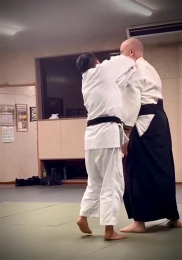 (video shot by Sato Hideaki Sensei) All Daito-Ryu techniques can be performed in very dangerous ways. So always be attentive to your partner, no matter their condition. Showing strength isn't the goal; showing that you're right is the real goal.... #Daito-ryu#shikoku Honbu#olivier gaurin#japan#wakimachi#mima#aikido | DaitoRyu Teaching / Olivier Gaurin Shikoku.Honbu